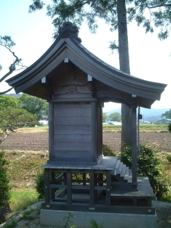 お宮(横)
